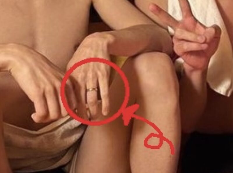 泉澤さんの左手薬指に光る結婚指輪