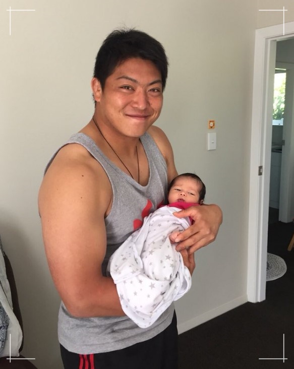 赤ちゃんを抱くラグビー日本代表のフッカー(HO)、坂手淳史選手