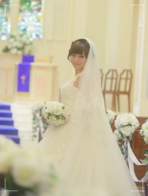 結婚式でウエディングドレスを着用する釈由美子