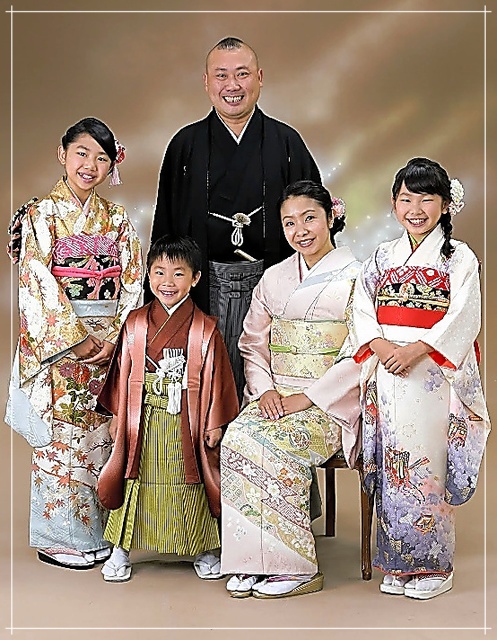 落語家桂宮司さん、長男５歳の七五三で撮った家族写真